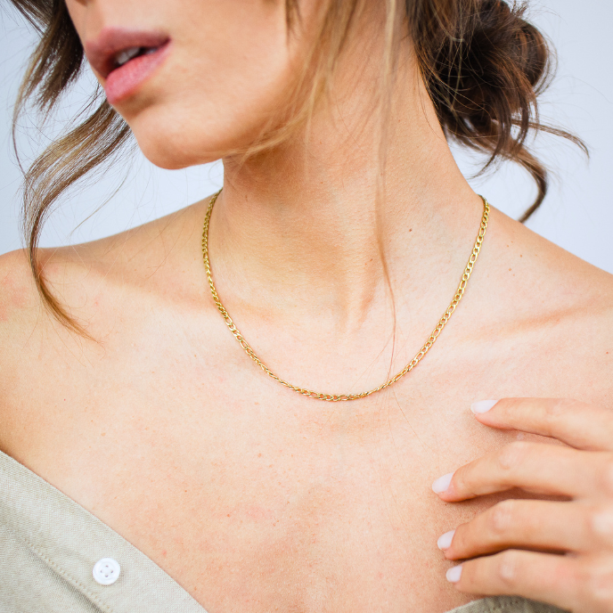 woman wearing 18K gold chain neckless